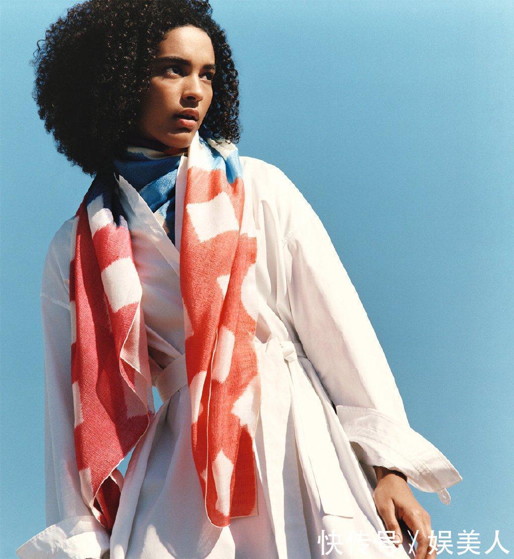 丝巾怎么戴才时髦？绑在手腕上当手链很潮，变成发带也很酷