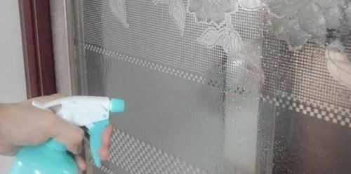 厨房玻璃有油污洗不干净教你一招,轻轻一擦油污全去除,真实用