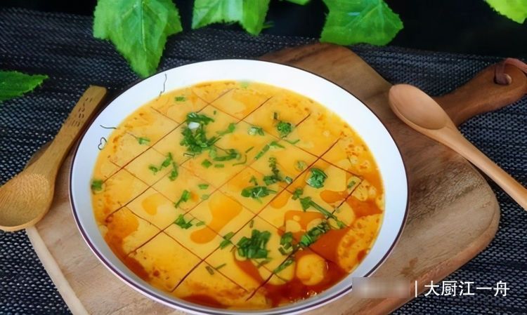 蒸鸡蛋羹,别在鸡蛋里直接加水,多做这3步,爽滑嫩口不起蜂窝