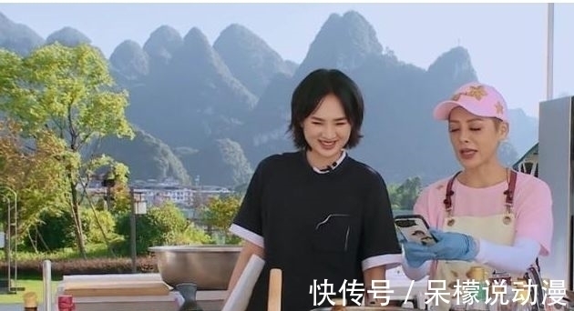 周也和男嘉宾热聊,却对姚安娜冷若冰霜,导演只好用字幕缓和气氛