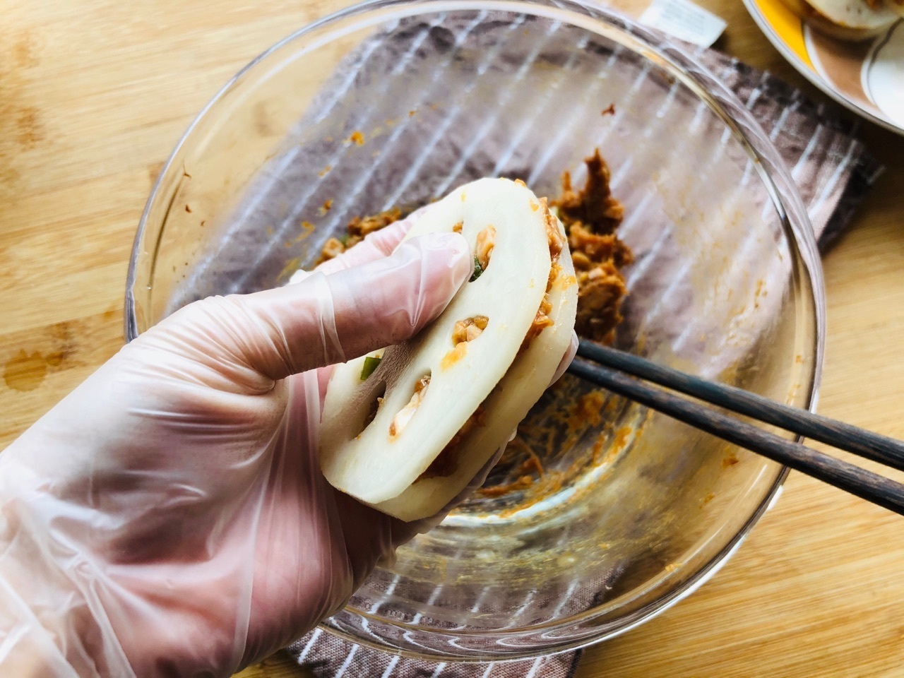 自制香煎藕盒，自己做干净卫生还少油，外酥里嫩，比买的还好吃！