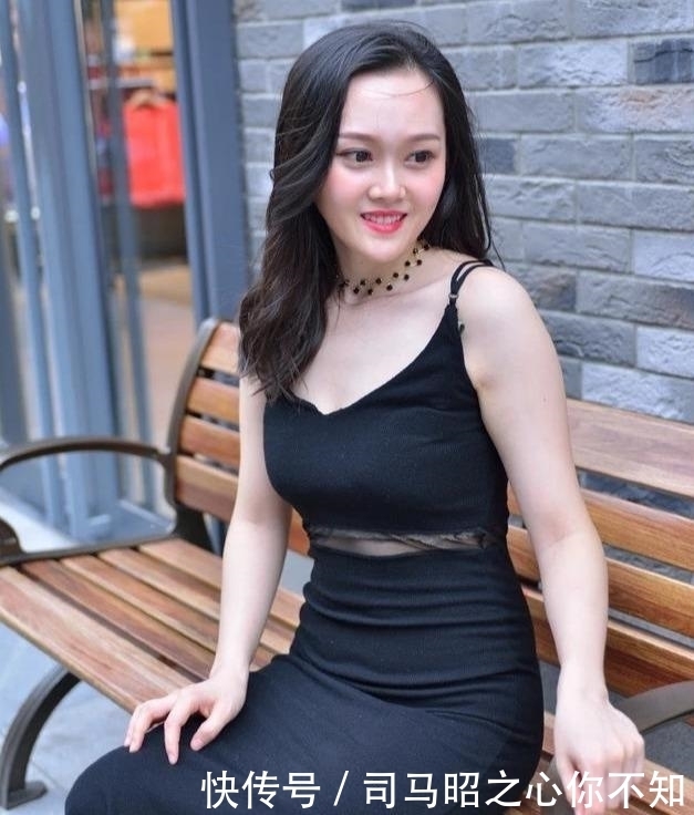 这设计真特别!用蕾丝把裙子“切开”,穿出别样优雅风