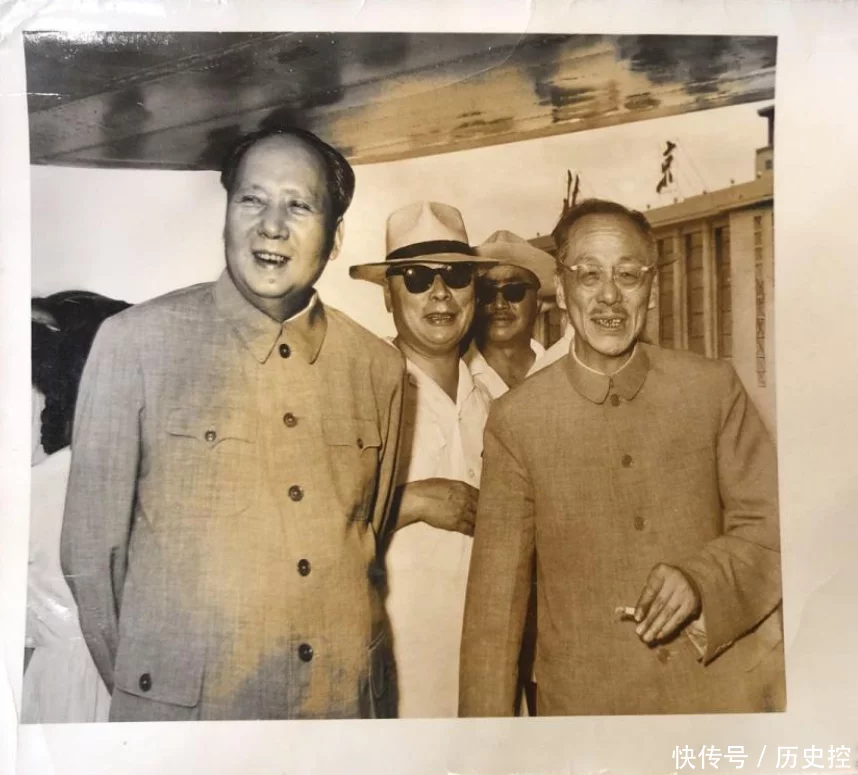 六十年代老照片:主席和康生合影,陈毅戴着墨镜站在他俩后面 - 史海钩沉