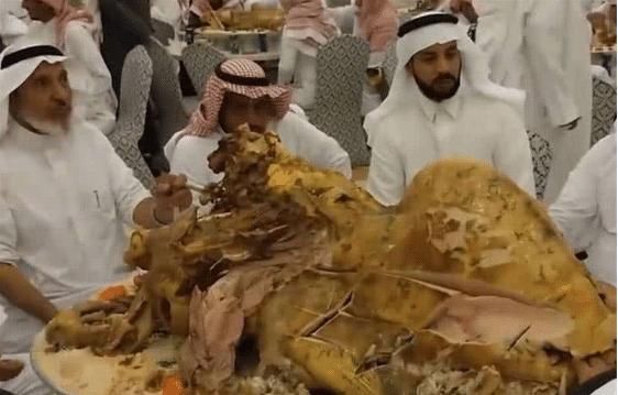 感觉|迪拜土豪聚会都吃啥?看到餐桌上的“它”,感觉鱼子酱都弱爆了!