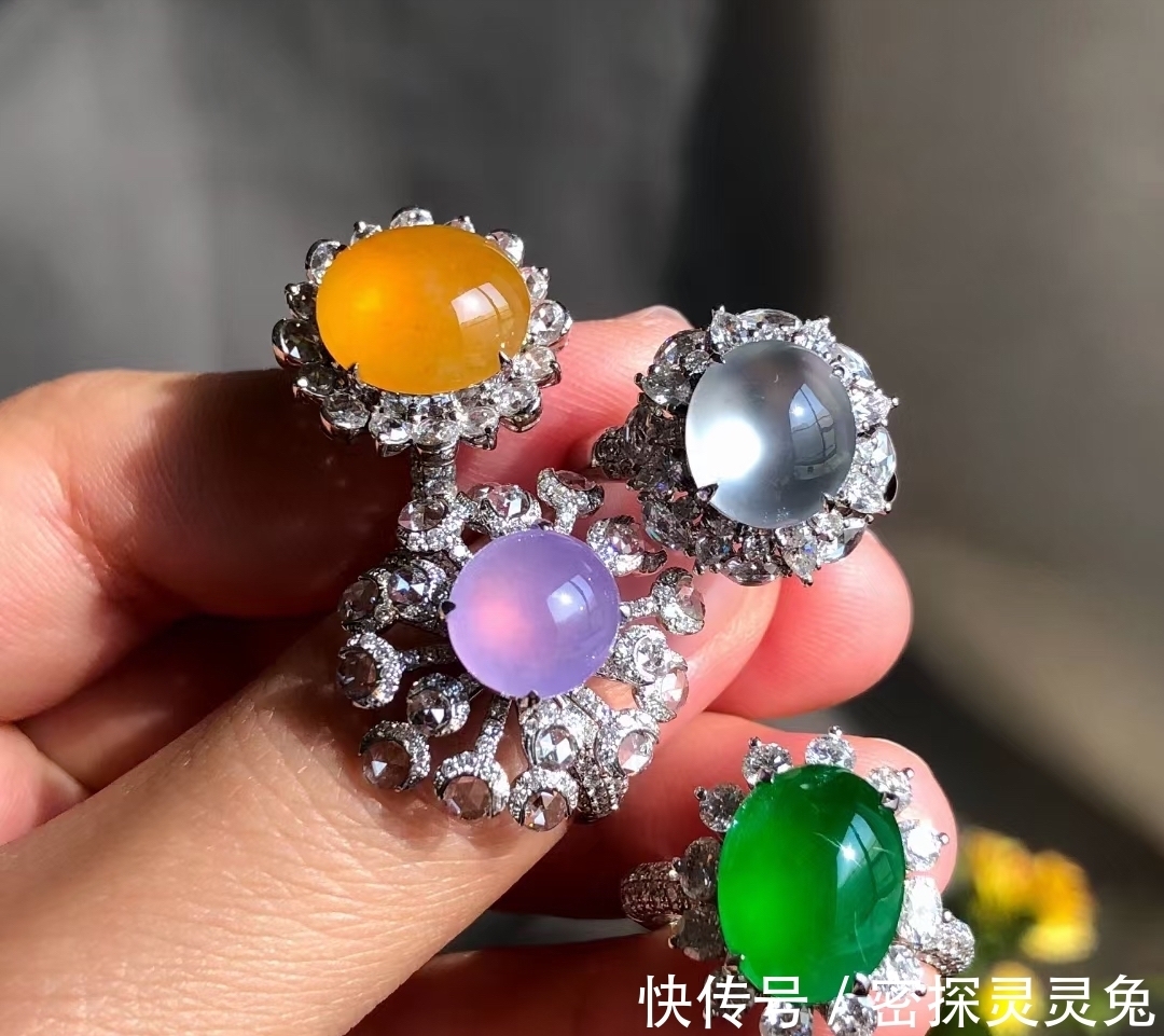 手镯#它自带高贵被称为“金翡翠”,如阳光般的温暖,给人庄重典雅之感