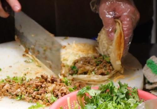 网红店|网红店做肉夹馍,12元一个每人只能买两块儿,食客:真想天天都吃