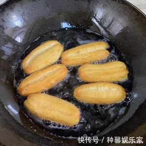 早餐油条别再买了，这种做法简单又好学，炸出来的油条蓬松酥脆