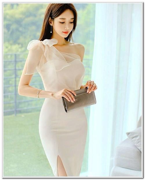 秀气小姐姐：清纯的修身连衣裙，秀木含秀气，红墙窗外影自斜!