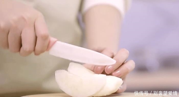  美食|雪梨玉米烙的简单做法，营养香甜，通便润肺，不错的宝宝辅食