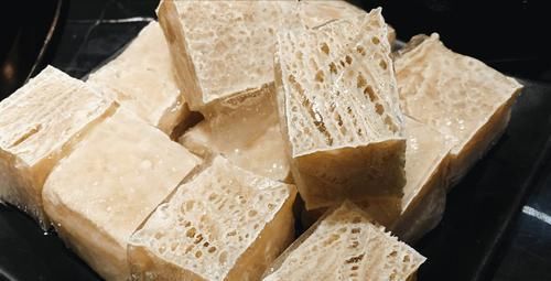 冻豆腐怎么做才好吃？多加这两步，蜂窝大口感好，吃着还筋道