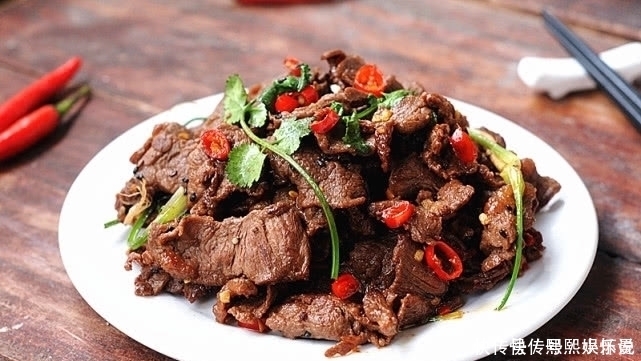 炒牛肉时，加料酒是大错特错加点“它”，鲜嫩水灵，还不粘锅