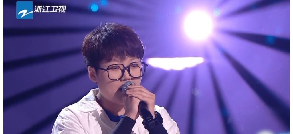 《好声音》四位助教首秀反差大，张碧晨吉克隽逸从容，黄霄雲隐身