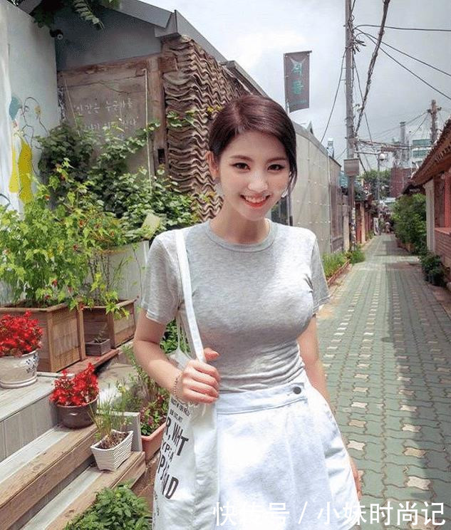 短裙|美女邻家小姐姐灰色T恤搭配白色短裙,靓丽阳光四射