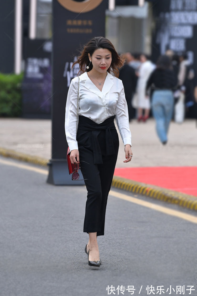 身姿 保持曼妙的身姿，轻松驾驭各种风格的服饰，职业装也让你很时尚