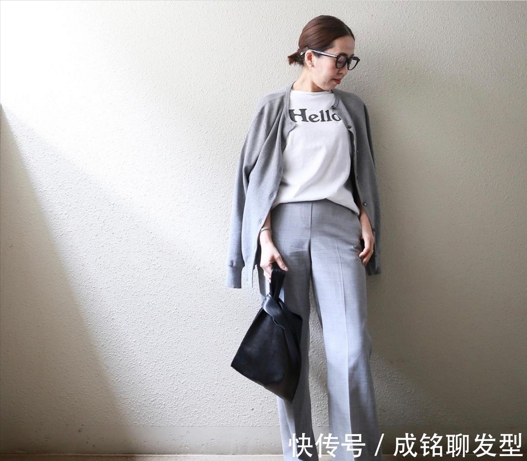 蕾丝|女人到了四十多岁,穿衣按照“上下法则”来搭配,高级体面又减龄