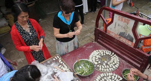 旁人|7旬农村老人耗时7年建芍药花海，现今坐在地头收门票，羡煞旁人