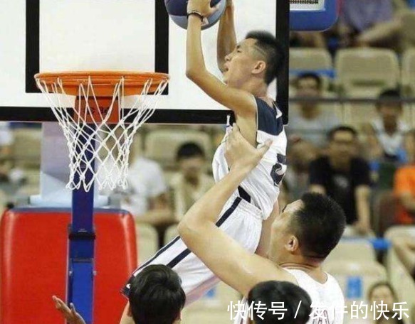 起跳|搞笑！球迷提問最喜歡什么動作？郭艾倫：三分線起跳胯下扣籃