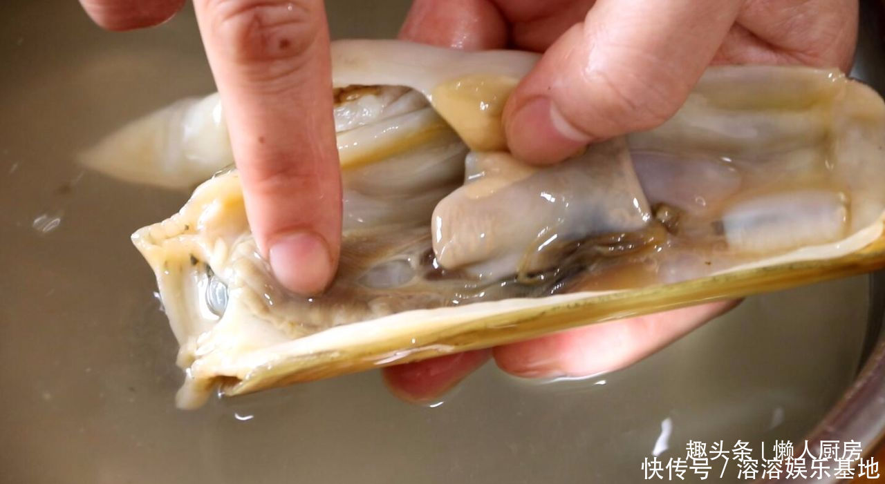 凉拌|夏天最爱吃的凉拌菜,2根芹菜,一点大蛏王,教你做一盘凉拌蛏子