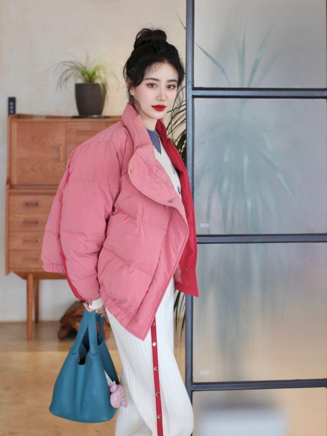 百搭 今年流行羽绒服搭配针织裤,穿上身百搭又时尚!