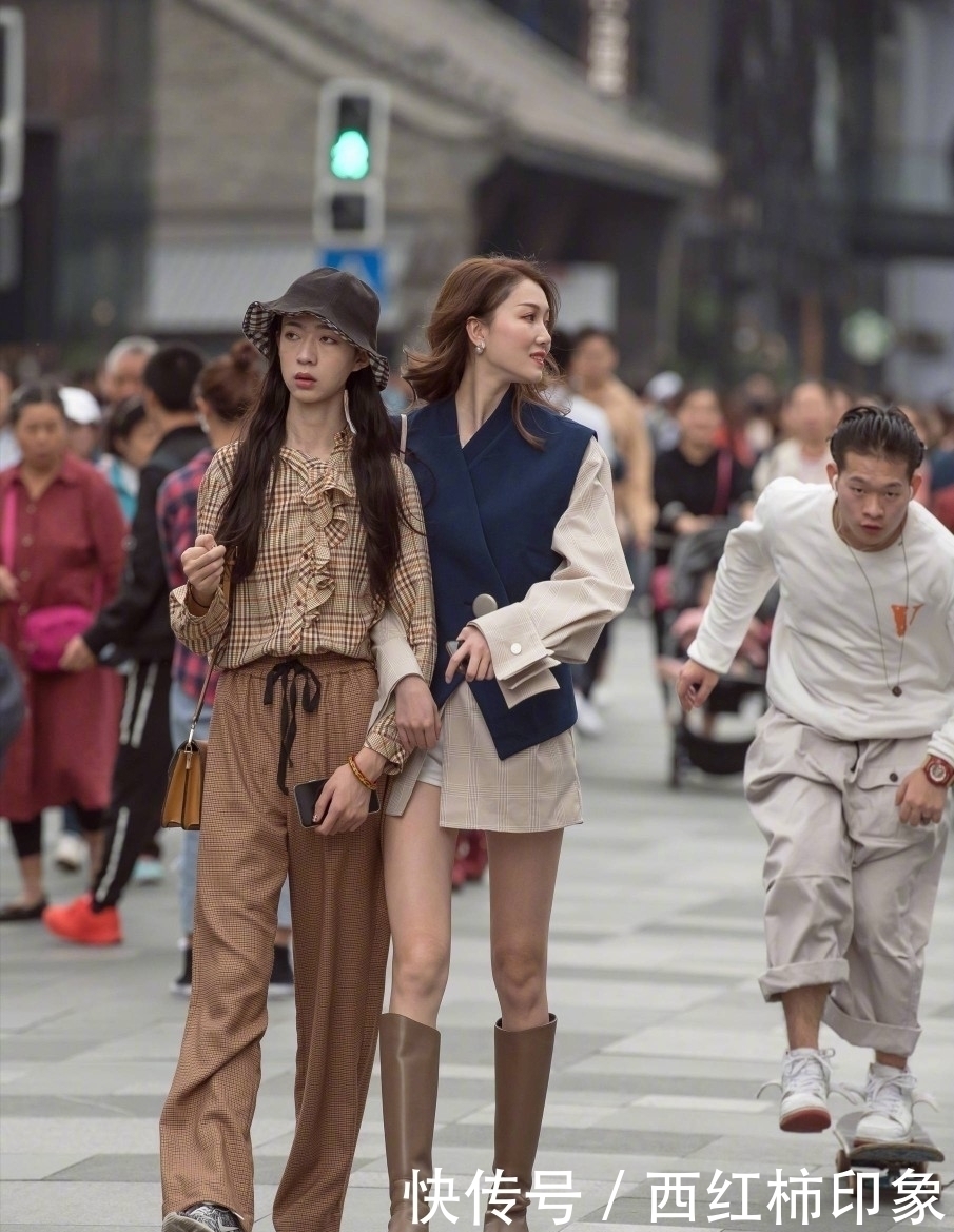美女|路人街拍图三晨练的小姐姐,紧身裤穿搭,秀出完美好身材!