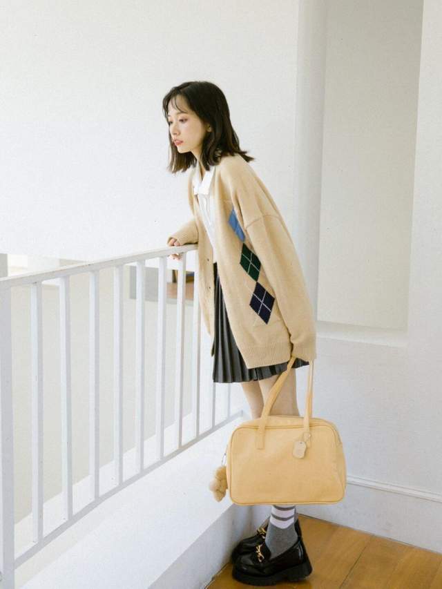 小个子 换季到底怎么穿?卡其色风衣+牛仔裙,日系又复古,美翻整个秋天