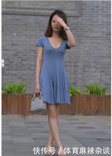 连衣|蓝色连衣短裙搭配透明拖鞋,知性优雅,简洁大方
