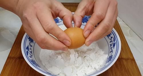 面团|麻花这做法太神奇了,锅里一炸,比油条薯条还香,新手一次就成功