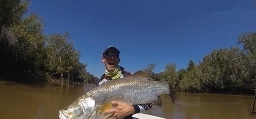 鱼很聪明,绕过大树,鱼竿只能跟着绕,看到鱼获让人激动