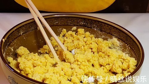 玉米面与萝卜最相配，转一转搅一搅，营养真不少，出锅满屋香