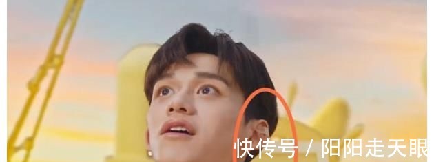 b《奔跑吧》黄旭熙耳朵上一直贴着胶布,真实原因让人心疼,一般人可想不到