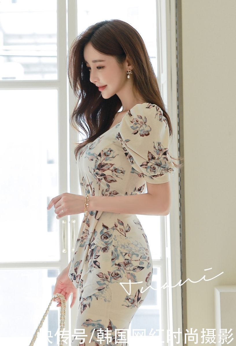 连衣裙|女神孙允珠高清时尚搭配(263):罗伊花连衣裙,真是美不胜收