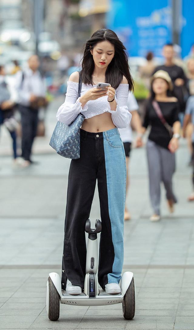 身材|街拍:暖冬, 美女用一字领上衣搭配拼色牛仔裤, 展示身材凸显青春气息