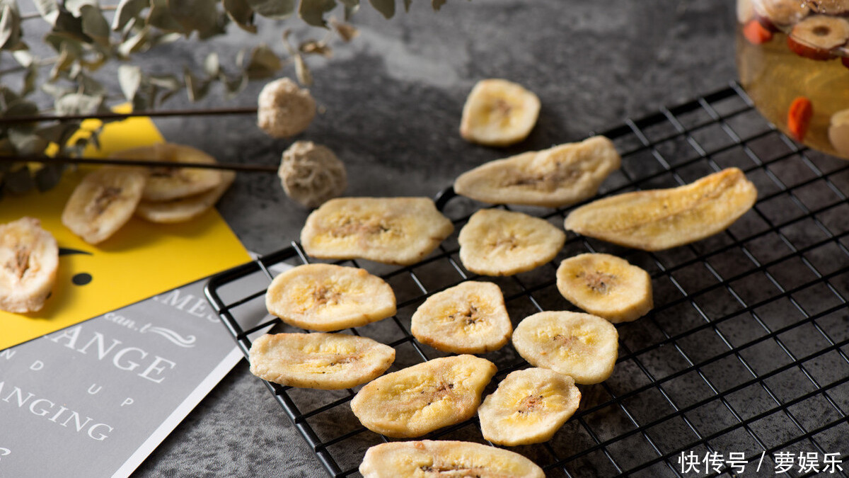 香蕉不要剥皮直接吃,切成薄片做成香蕉脆片,金黄酥脆又简单