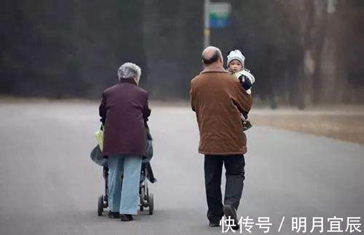 药物|1岁女童咬碎半瓶降压药致死,带娃奶奶:药是我的,她从衣兜拿的