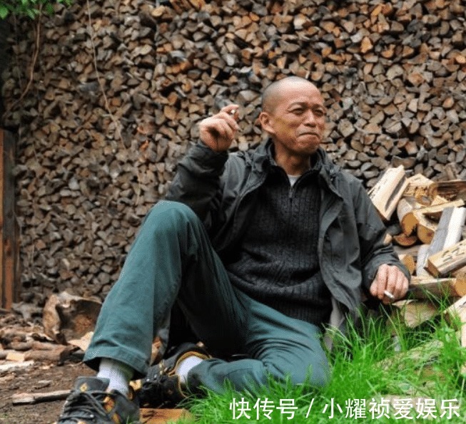 浇筑|艺术界“疯子”何云昌,用肋骨制作成项链给女友,用水泥浇筑自己