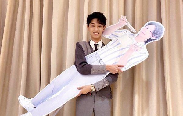 秦霄贤|直男做饭寸草不生！德云社秦霄贤和尹正做鸡，满身是毛上蹿下跳