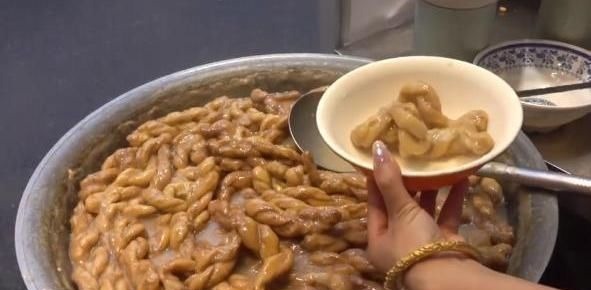 大叔早餐只卖“它”1碗4元,每天能卖6大桶,外地人吃1次就够了