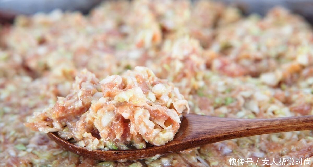 拌饺子馅,加生油还是熟油教你正确做法,别加错了,味道差很多