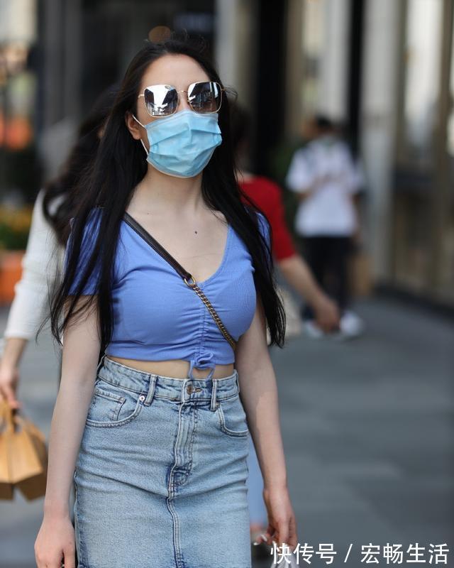 洒脱|夏季是裙装的季节，牛仔短裙配短袖衫，清新靓丽又显成熟的美
