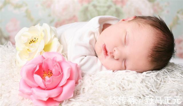 耳朵|宝宝睡姿暗示身体状况,若是这几种睡姿,父母要注意了