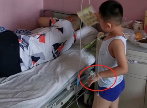 陪娃|“最懒奶爸”陪娃挂吊水火了，娃一脸无辜：现在的爹可真难带