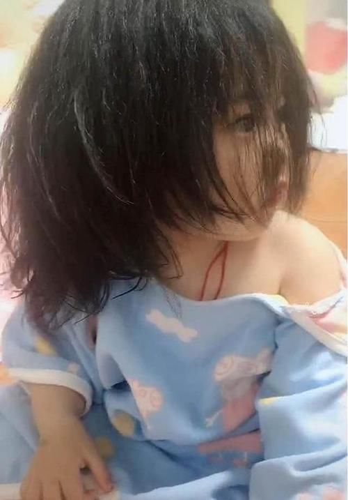 睡衣|2岁女儿一觉醒来,睡衣成了“露肩装”,表情呆萌让妈妈笑翻
