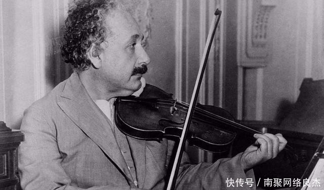 半身照 愛因斯坦的照片為何都只有半身照？看看他穿的鞋子，讓人哭笑不得