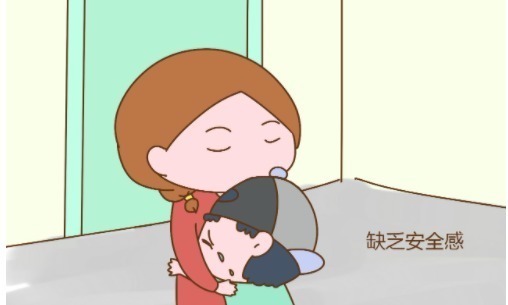 “宝宝被骂哭，为啥还伸手让妈妈抱”？看完心都要化了