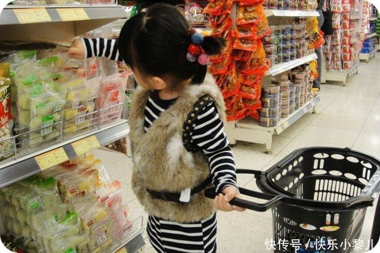 狠心|1岁宝宝逛超市把黄桃戳了个洞,“狠心”宝妈指着榴莲:继续戳!