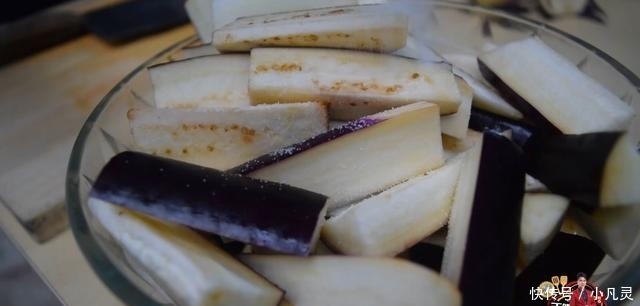 鱼香茄子的正宗做法,咸香可口好吃极了,看看你喜欢吃不?