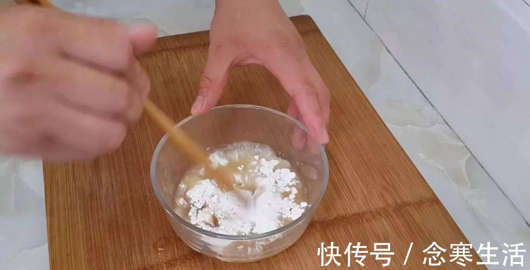 吃早餐蛋糕的新方法，淋上蛋液，比手抓蛋糕简单，比鸡蛋灌饼好