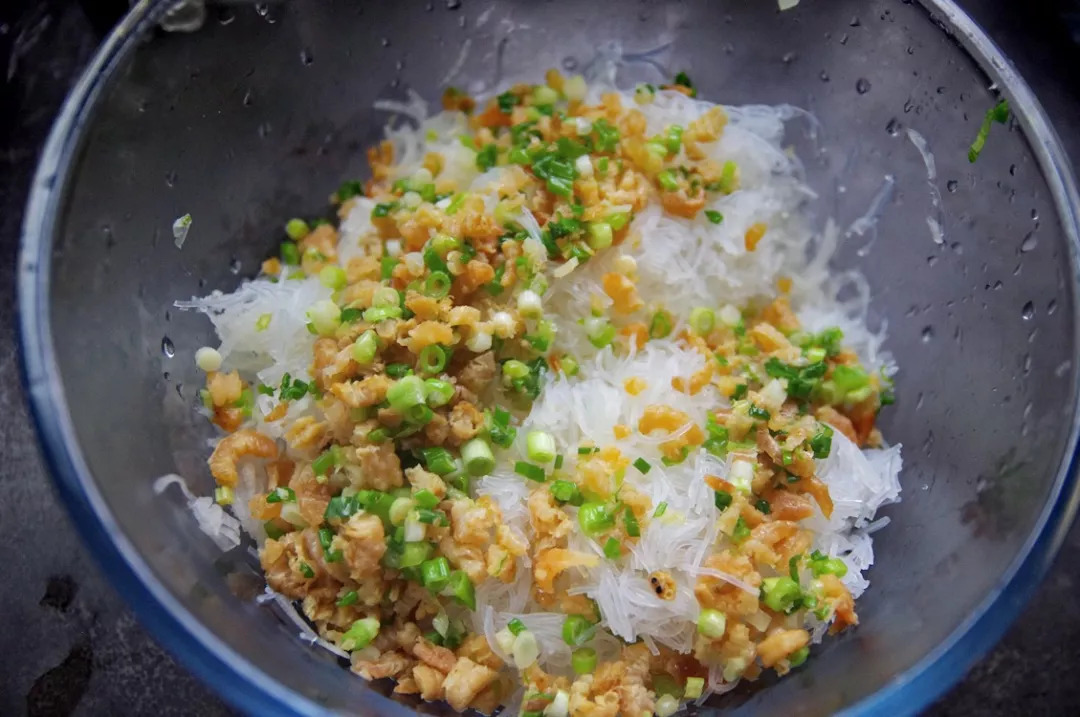 萝卜丝馅饼,一点肉都没放,吃起来确实格外香,刚上桌就被抢光光