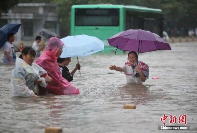 中国人|暴雨之中，谁是真的英雄？平凡的人们给我最多感动……