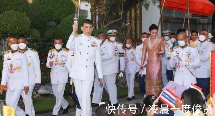 王后&苏提达摆出王后架子,坐着接受诗妮娜叩拜,成功拿捏住“拽妃”